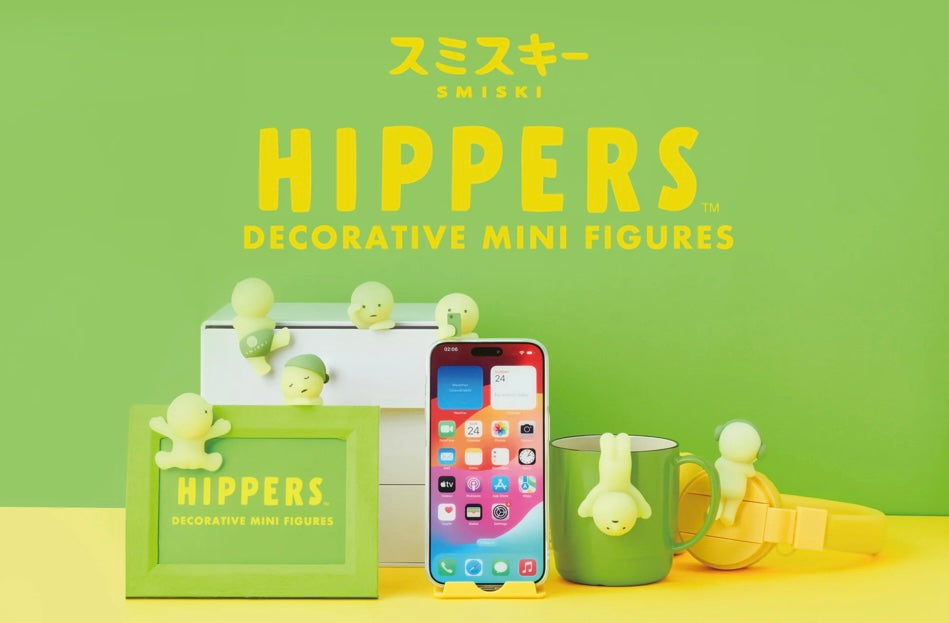 Decorative mini figures by SMISKI with a smartphone and mug on a green background